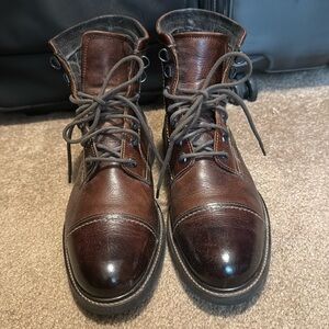 Men’s Johnston and Murphy casual leather boot. Size 9.5